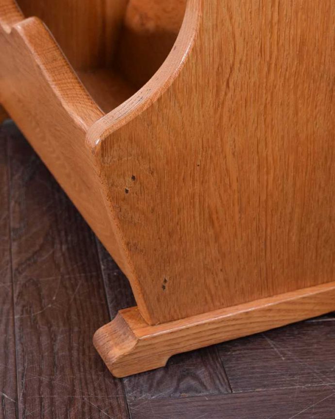 マガジンラック　アンティーク家具　サイドテーブルになる天板付きの便利なアンティークマガジンラック。持ち上げなくても移動ラクラクHandleのアンティーク家具の足の裏にはフェルトキーパーをお付けしています。(j-2317-f)