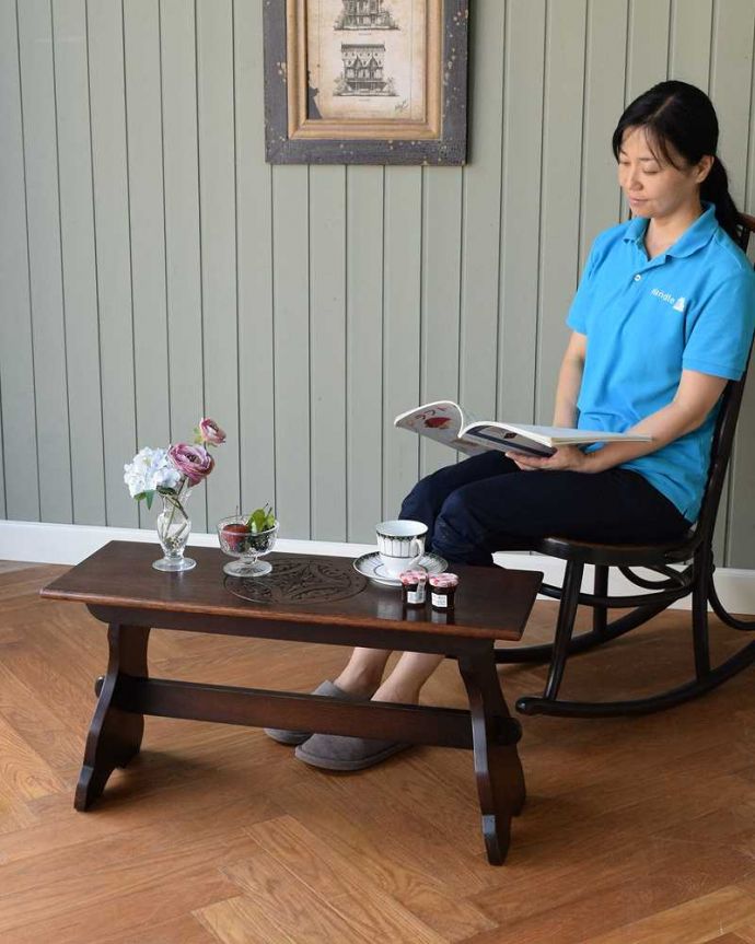 アンティークのテーブル アンティーク家具 天板のお花の彫刻が華やかなオーク材のアンティークコーヒーテーブル。どんな場所にも似合う英国らしいコーヒーテーブル実用的に使える英国らしいアンティークのコーヒーテーブル。(j-2318-f)