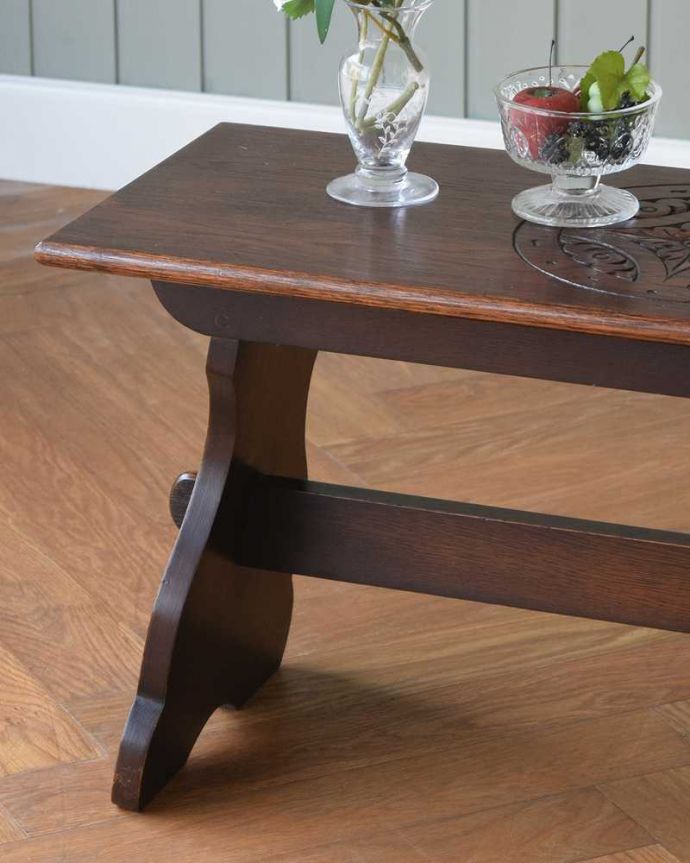 アンティークのテーブル アンティーク家具 天板のお花の彫刻が華やかなオーク材のアンティークコーヒーテーブル。英国らしく凝った彫りの入った脚脚だけを見ても、アンティークらしさが感じられる凝った彫。(j-2318-f)