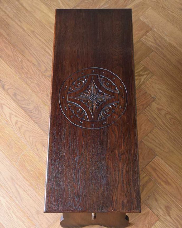 アンティークのテーブル アンティーク家具 天板のお花の彫刻が華やかなオーク材のアンティークコーヒーテーブル。天板を上から見ると・・・コーヒーテーブルの天板は毎日使う場所だから、しっかり修復しました。(j-2318-f)