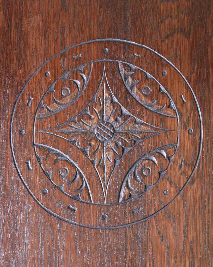 アンティークのテーブル アンティーク家具 天板のお花の彫刻が華やかなオーク材のアンティークコーヒーテーブル。うっとりする美しさアンティークだから手に入る美しい彫。(j-2318-f)