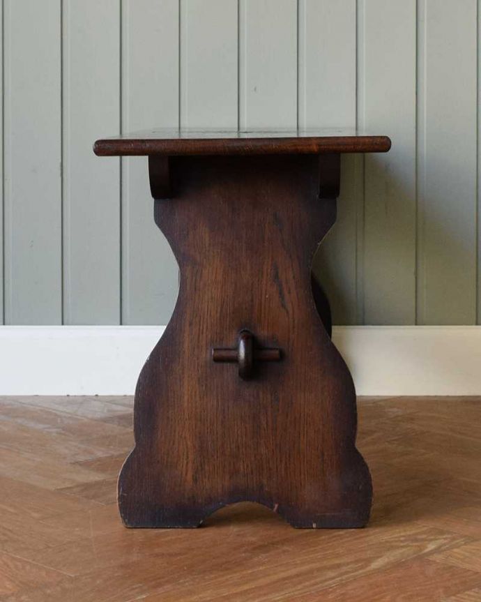 アンティークのテーブル アンティーク家具 天板のお花の彫刻が華やかなオーク材のアンティークコーヒーテーブル。横から見た姿もステキ横から見るとこんな感じです。(j-2318-f)