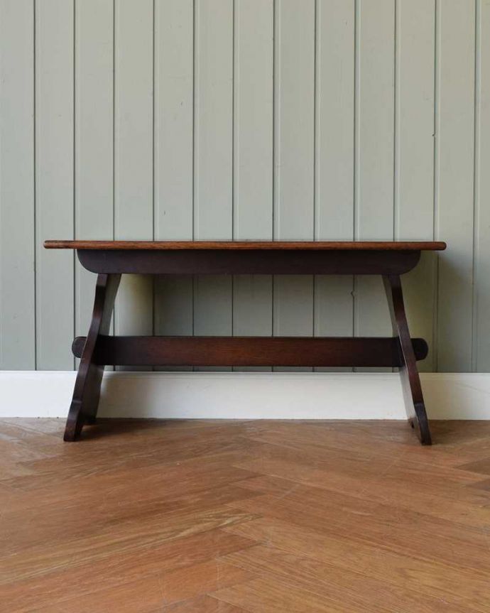 アンティークのテーブル アンティーク家具 天板のお花の彫刻が華やかなオーク材のアンティークコーヒーテーブル。クルッと回転。(j-2318-f)