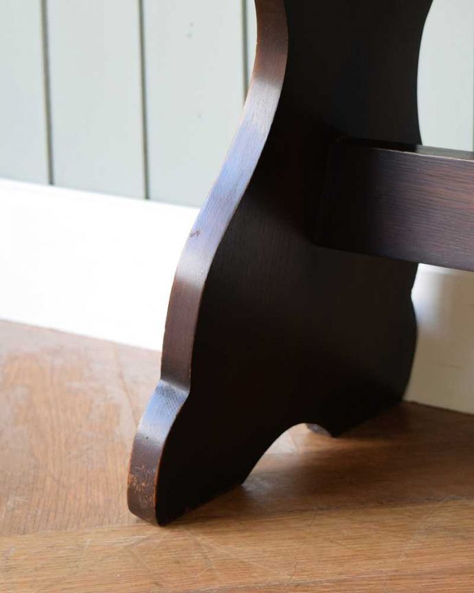 アンティークのテーブル アンティーク家具 天板のお花の彫刻が華やかなオーク材のアンティークコーヒーテーブル。持ち上げなくても移動できます!Handleのアンティークは、脚の裏にフェルトキーパーをお付けしていますので、床を滑らせて簡単に移動する事が出来ます。(j-2318-f)