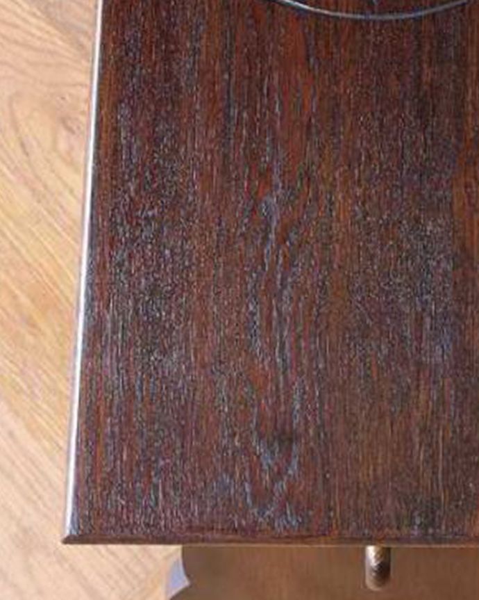 アンティークのテーブル アンティーク家具 天板のお花の彫刻が華やかなオーク材のアンティークコーヒーテーブル。近づいて見てみると・・・アンティークはもちろん新品ではないので小さなキズや汚れはありますが、キレイにお直ししたので満足して頂ける自信があります!。(j-2318-f)