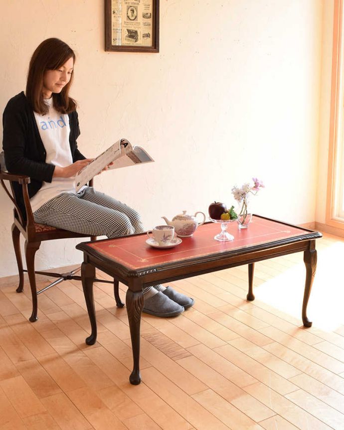 アンティークのテーブル　アンティーク家具　英国のアンティーク家具、天板革張りのコーヒーテーブル（ローテーブル）。どんな場所にも似合う英国らしいコーヒーテーブル実用的に使える英国らしいアンティークのコーヒーテーブル。(j-2319-f)