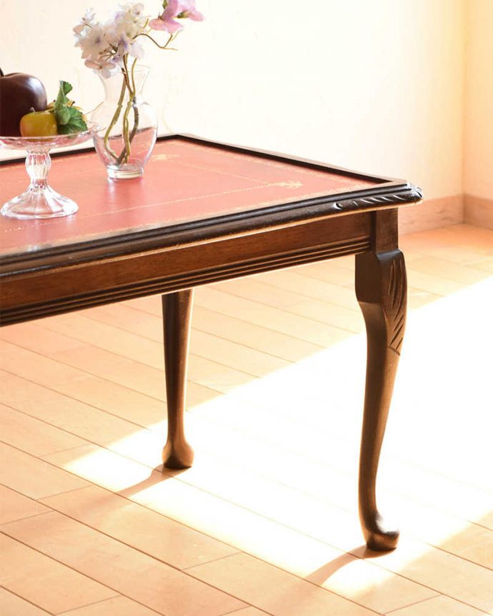 アンティークのテーブル　アンティーク家具　英国のアンティーク家具、天板革張りのコーヒーテーブル（ローテーブル）。やっぱり自慢はこの脚線美クッと美しく曲がった猫脚だけで、なんだか満足してしまう美しさです。(j-2319-f)