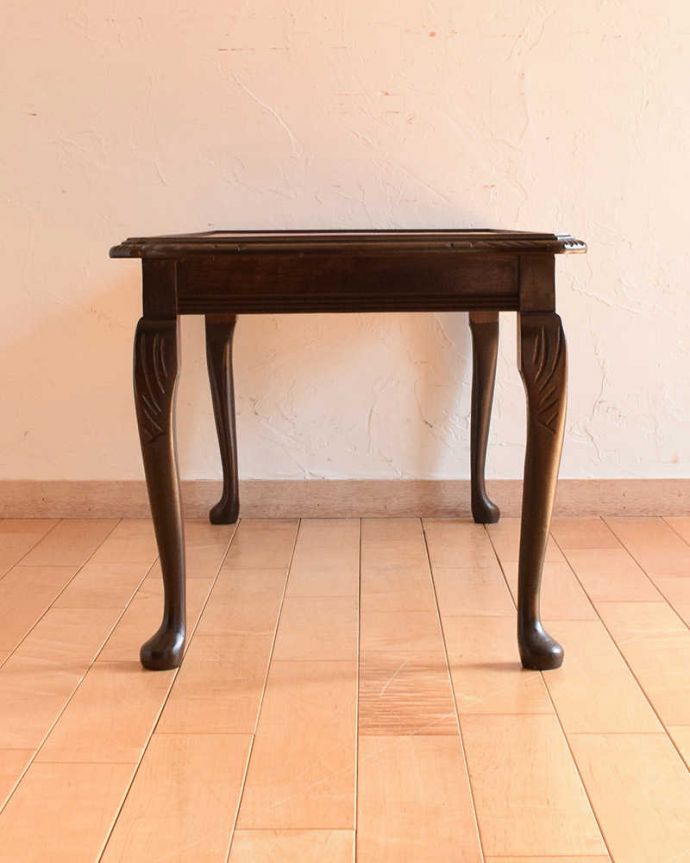 アンティークのテーブル　アンティーク家具　英国のアンティーク家具、天板革張りのコーヒーテーブル（ローテーブル）。横から見た姿もステキ横から見るとこんな感じです。(j-2319-f)