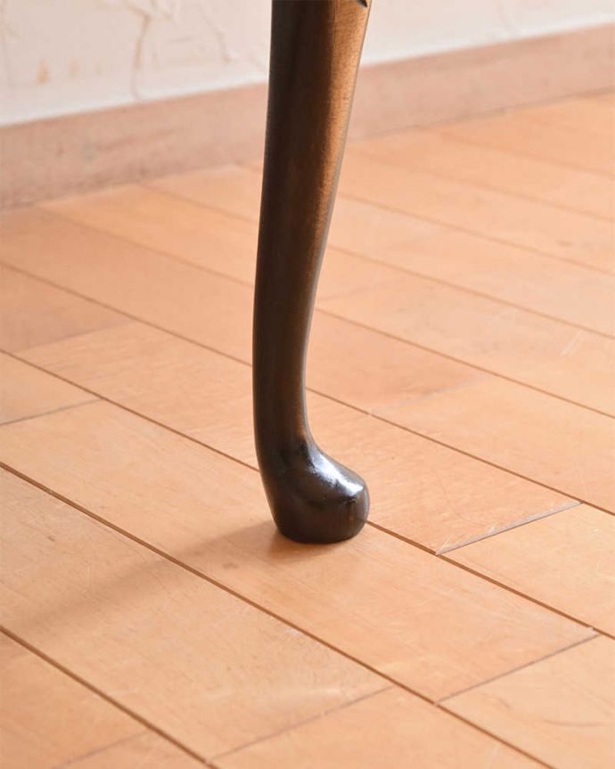 アンティークのテーブル　アンティーク家具　英国のアンティーク家具、天板革張りのコーヒーテーブル（ローテーブル）。持ち上げなくても移動できます！Handleのアンティークは、脚の裏にフェルトキーパーをお付けしていますので、床を滑らせて簡単に移動する事が出来ます。(j-2319-f)