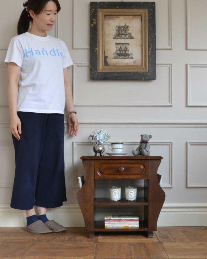 マガジンラック　アンティーク家具　小さなアンティーク家具、引き出しと棚まで付いた便利に使えるマガジンラック 。使いやすさNo.1！便利なアンティークどこのお家でも使っているマガジンラックも、アンティークだったらデザインが素敵だから、なんだかオシャレに使えます。(j-2321-f)