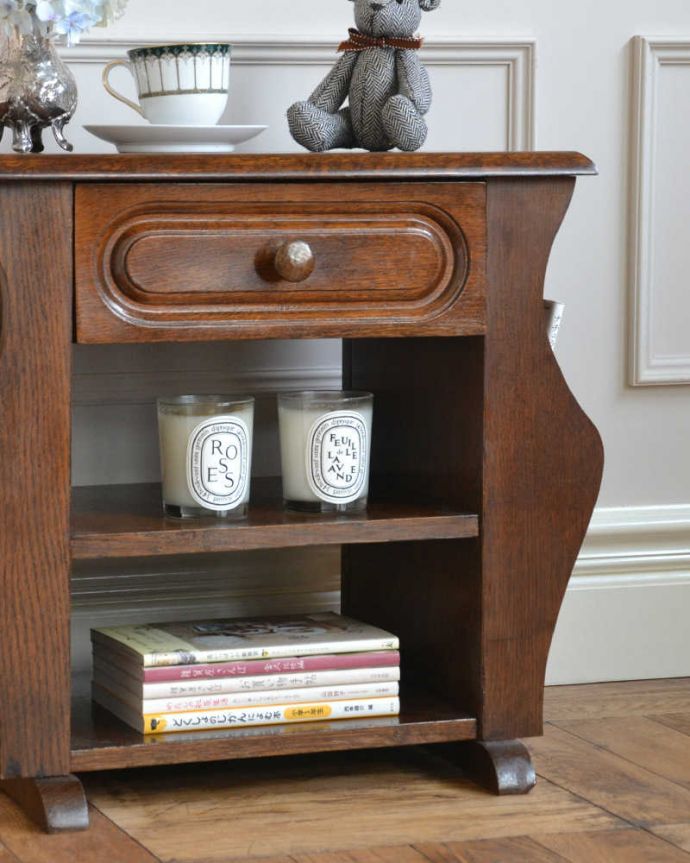 マガジンラック　アンティーク家具　小さなアンティーク家具、引き出しと棚まで付いた便利に使えるマガジンラック 。ちょっと置いておきたい…をキレイに収納新聞や雑誌など、ついついテーブルの上に置いてしまって雑多に見えるものが、コレさえあればキレイに収納出来てお部屋もスッキリ見えるんです。(j-2321-f)