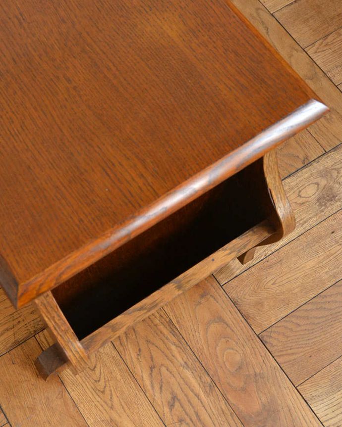 マガジンラック　アンティーク家具　小さなアンティーク家具、引き出しと棚まで付いた便利に使えるマガジンラック 。雑誌を入れる部分もキレイに修復しましたアンティークは新品ではないので経年変化によるキズはありますが、専門の職人がキレイにお直ししました。(j-2321-f)