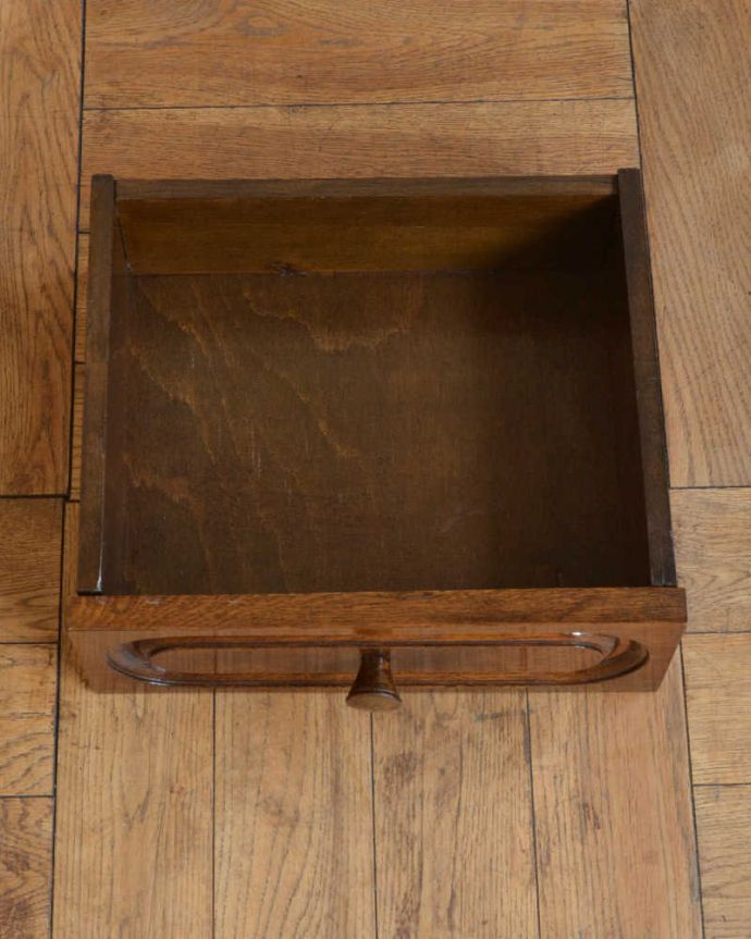 マガジンラック　アンティーク家具　小さなアンティーク家具、引き出しと棚まで付いた便利に使えるマガジンラック 。コレは便利！引き出し付きです細々としたものが収納出来る引き出しも付いています。(j-2321-f)