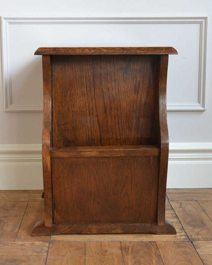 マガジンラック　アンティーク家具　小さなアンティーク家具、引き出しと棚まで付いた便利に使えるマガジンラック 。横から見ると･･･360度、どの角度から見てもキレイに仕上がっています。(j-2321-f)