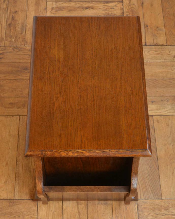 マガジンラック　アンティーク家具　小さなアンティーク家具、引き出しと棚まで付いた便利に使えるマガジンラック 。ココも使えてさらに便利読みかけの本やお茶が置ける天板付き。(j-2321-f)