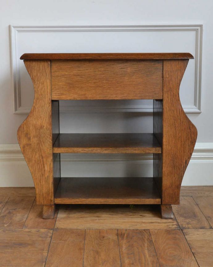 マガジンラック　アンティーク家具　小さなアンティーク家具、引き出しと棚まで付いた便利に使えるマガジンラック 。後ろ姿も見て下さい。(j-2321-f)