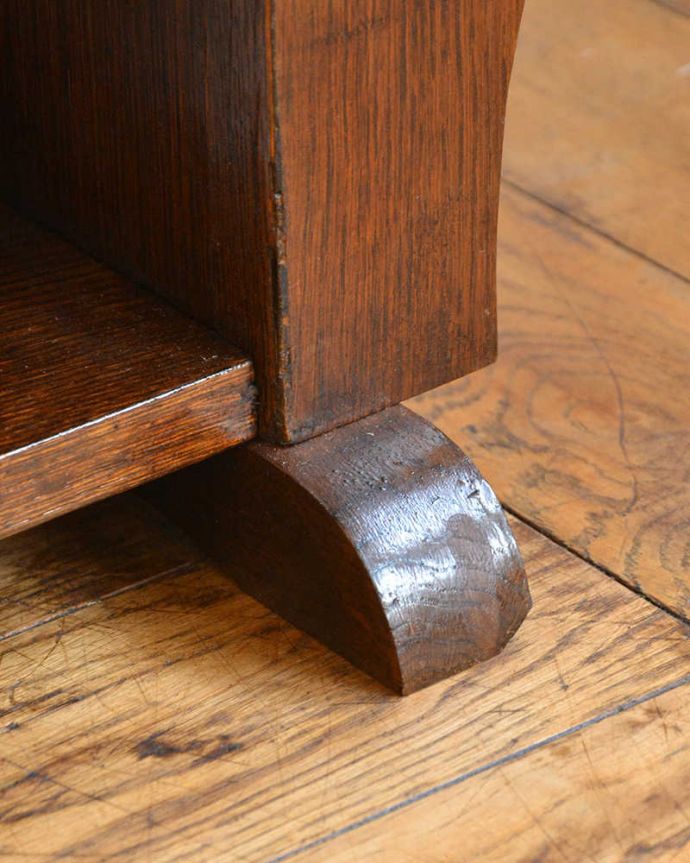 マガジンラック　アンティーク家具　小さなアンティーク家具、引き出しと棚まで付いた便利に使えるマガジンラック 。持ち上げなくても移動ラクラクHandleのアンティーク家具の足の裏にはフェルトキーパーをお付けしています。(j-2321-f)