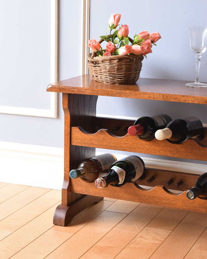 めずらしい家具　アンティーク家具　フランスで見つけたアンティーク家具、木製ワインラック（10本用）。ボトルをしっかり収納してくれますワインを飲む方も飲まない方も、お洒落なデザインのワインラックがお部屋の中にあるだけで、なんだかワクワクです。(j-2323-f)