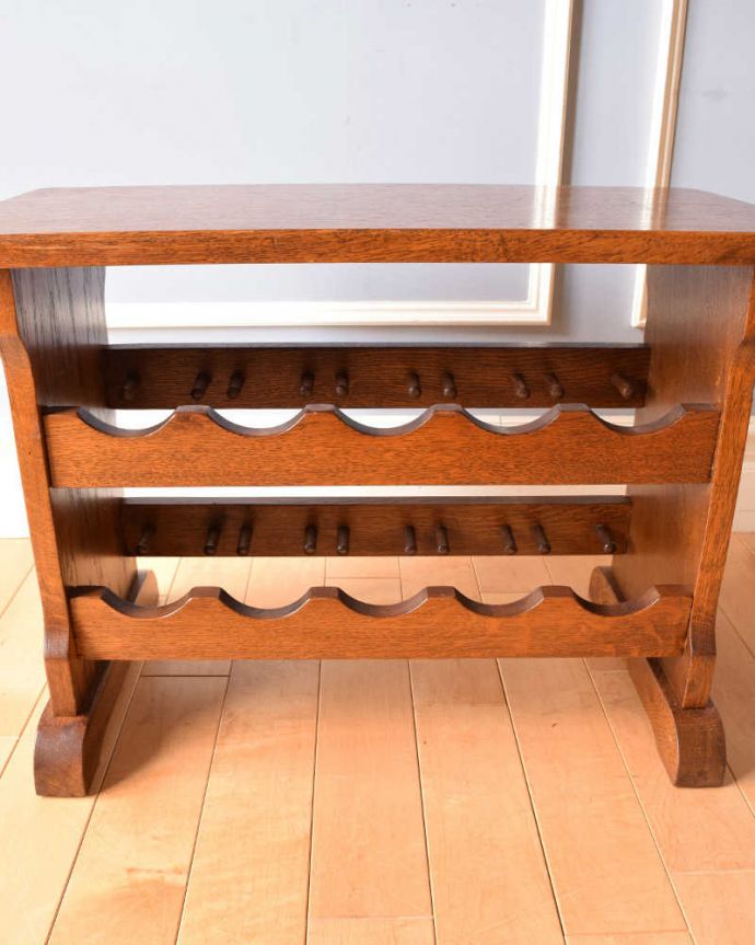 めずらしい家具　アンティーク家具　フランスで見つけたアンティーク家具、木製ワインラック（10本用）。中はこんな感じアンティークは新品ではないので、もちろん経年変化によるキズはありますが、専門の職人が修復したのでキレイです。(j-2323-f)