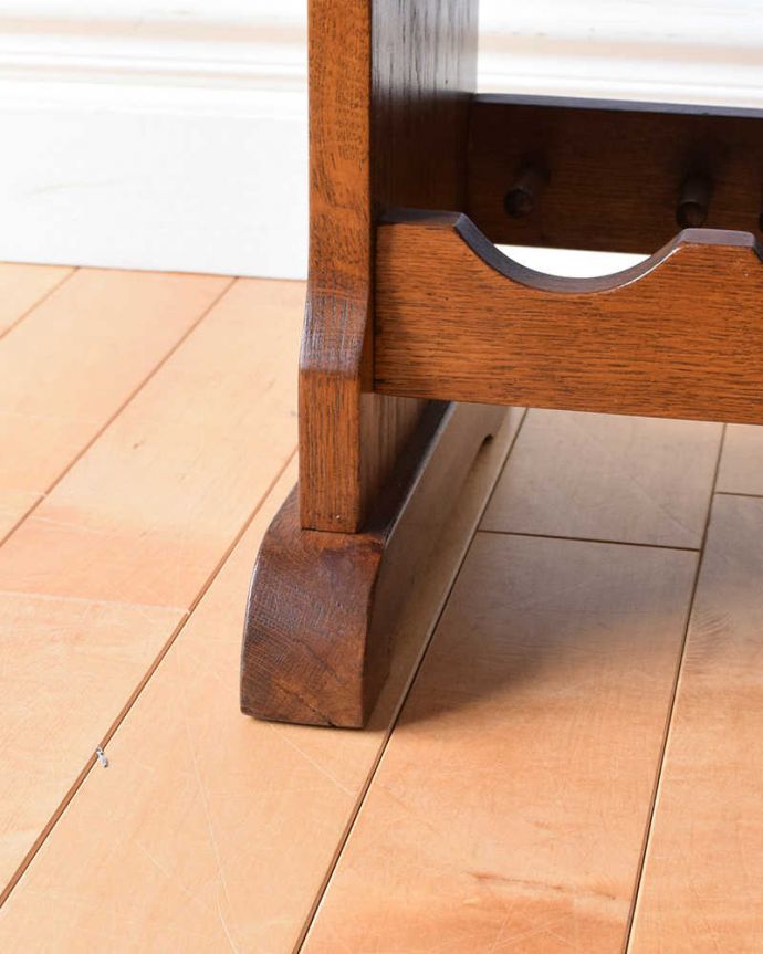 めずらしい家具　アンティーク家具　フランスで見つけたアンティーク家具、木製ワインラック（10本用）。持ち上げなくても移動ラクラクHandleのアンティーク家具の足の裏にはフェルトキーパーをお付けしています。(j-2323-f)