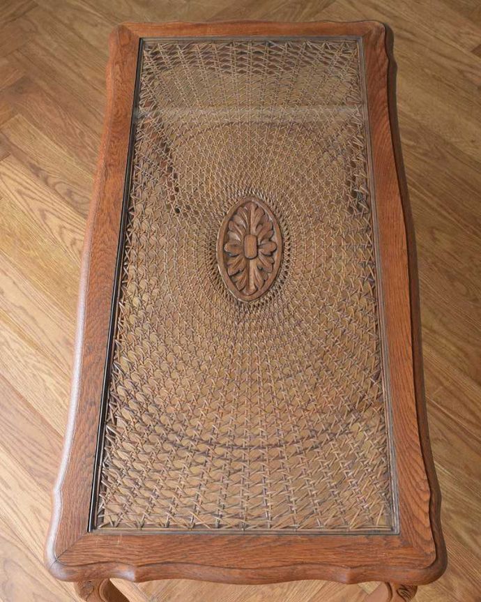 アンティークのテーブル　アンティーク家具　フランス輸入の編み目が美しいアンティークのコーヒーテーブル（ガラス天板）。美しすぎる編み込みの模様にうっとり手編みで編んである細かい模様。(j-2324-f)