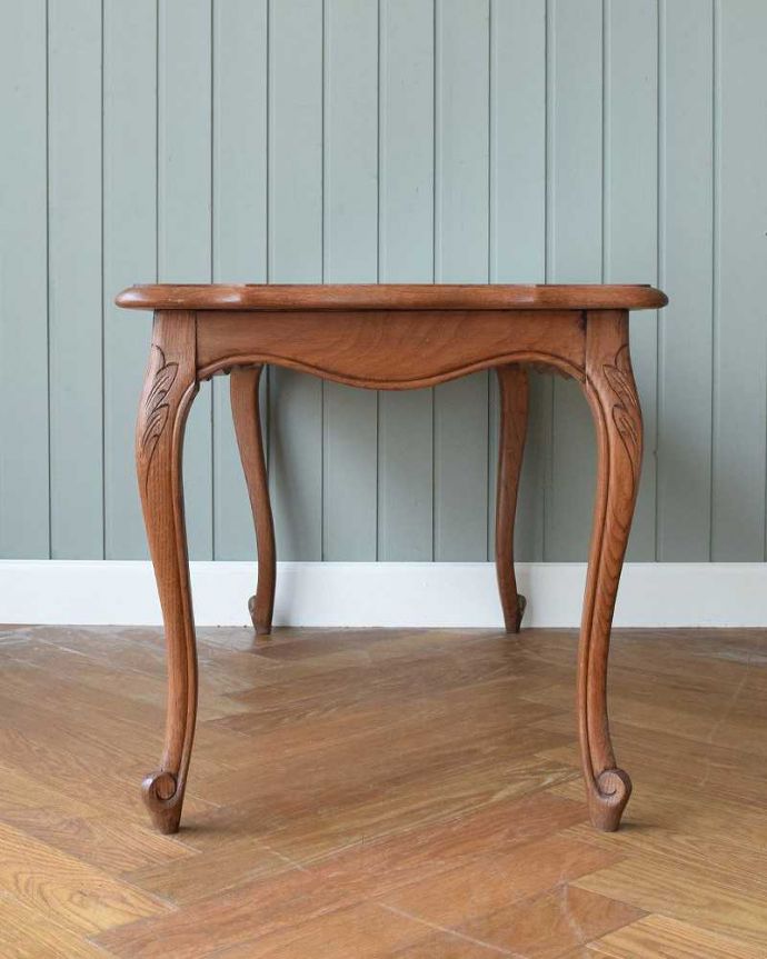 アンティークのテーブル　アンティーク家具　フランス輸入の編み目が美しいアンティークのコーヒーテーブル（ガラス天板）。こちら側も、もちろんキレイです！アンティークは新品ではないので、もちろん経年変化によるキズはありますが、専門の職人がきちんと修復したので360度、どこから見てもキレイです。(j-2324-f)