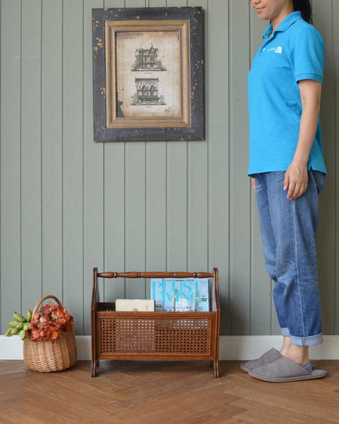 マガジンラック　アンティーク家具　フランス輸入のアンティーク家具、編み目がお洒落なマガジンラック。使いやすさNo.1！みんなが使える便利なアンティークどこのお家でも使っているマガジンラックも、アンティークだとデザインが素敵だから散らかっている雑誌もオシャレに収納出来ちゃうんです。(j-2325-f)