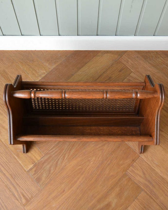 マガジンラック　アンティーク家具　フランス輸入のアンティーク家具、編み目がお洒落なマガジンラック。雑誌を入れる部分もキレイに修復しましたアンティークは新品ではないので経年変化によるキズはありますが、専門の職人がキレイにお直ししました。(j-2325-f)