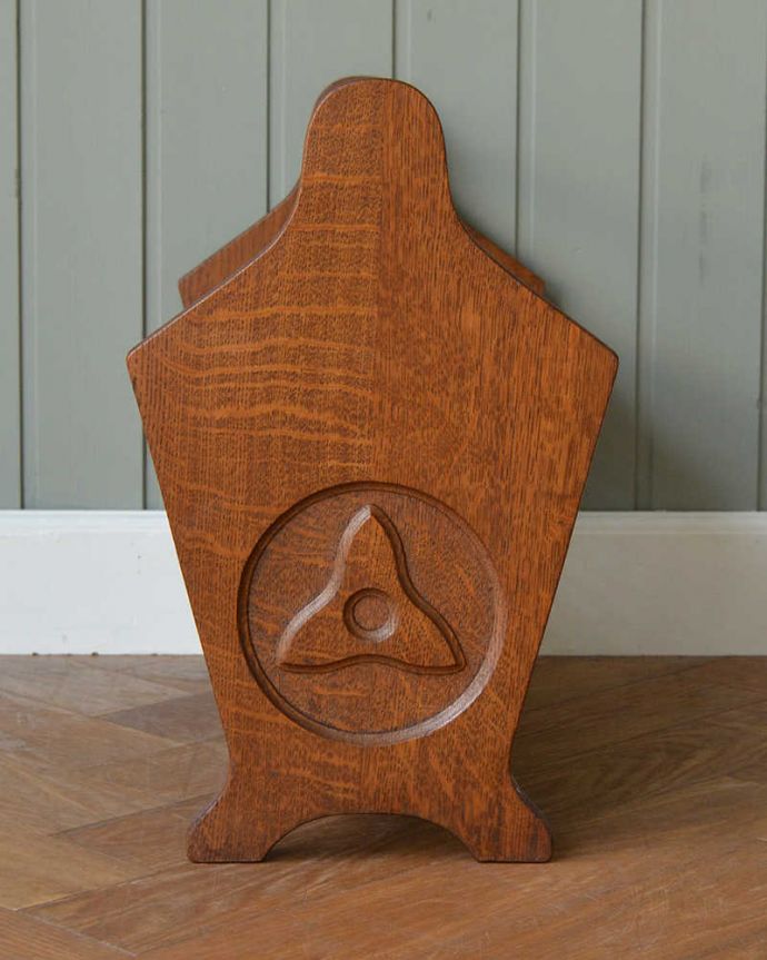 マガジンラック　アンティーク家具　フランス輸入のアンティーク家具、編み目がお洒落なマガジンラック。横から見てもキレイです360度、どの角度から見てもキレイに仕上がっています。(j-2325-f)