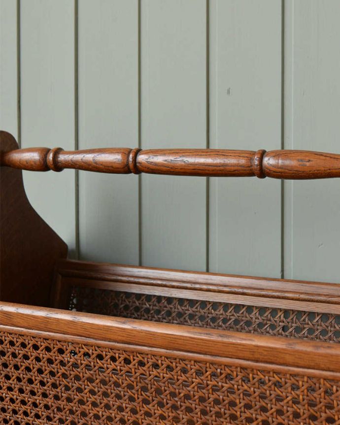 マガジンラック　アンティーク家具　フランス輸入のアンティーク家具、編み目がお洒落なマガジンラック。片手でラクラク運べますデザインの一部になっている持ち手を持って運べば持ち運びもラクラク！。(j-2325-f)