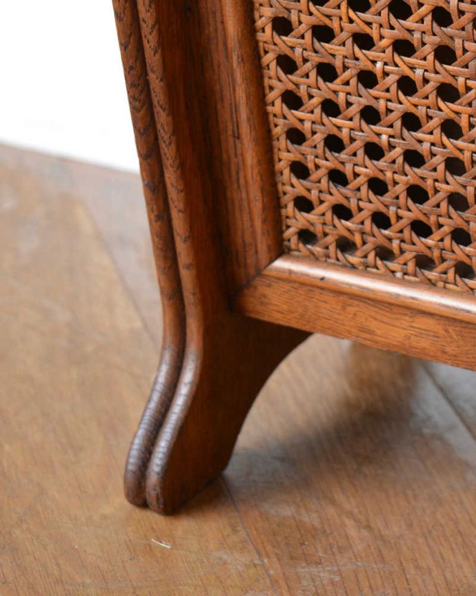 マガジンラック　アンティーク家具　フランス輸入のアンティーク家具、編み目がお洒落なマガジンラック。持ち上げなくても移動ラクラクHandleのアンティーク家具の足の裏にはフェルトキーパーをお付けしています。(j-2325-f)