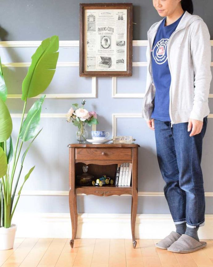 アンティークのキャビネット　アンティーク家具　オープンスペース付きのナイトテーブル（ベッドサイドチェスト）アンティークのフランス家具 。アンティークらしさがキュッと詰めこまれたキャビネットどんな場所にも置けるコンパクトなサイズの中に、アンティークらしい風格がたっぷる感じられる小さなキャビネットは、初めてアンティークにチャレンジする方にもおススメです。(j-2326-f)