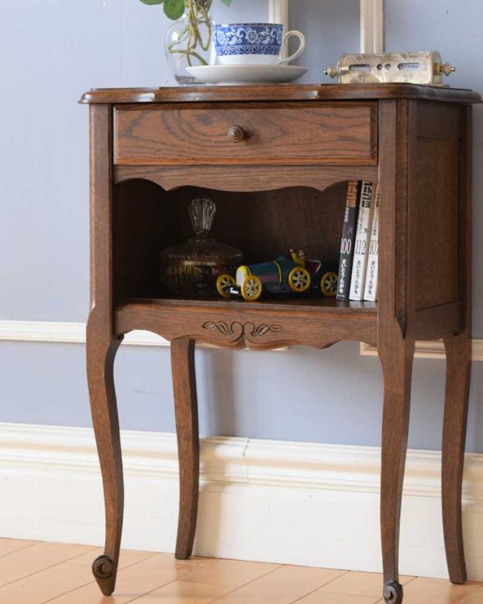 アンティークのキャビネット　アンティーク家具　オープンスペース付きのナイトテーブル（ベッドサイドチェスト）アンティークのフランス家具 。フランスらしい彫の美しさが自慢コンパクトな扉面には驚くほど細かい彫。(j-2326-f)