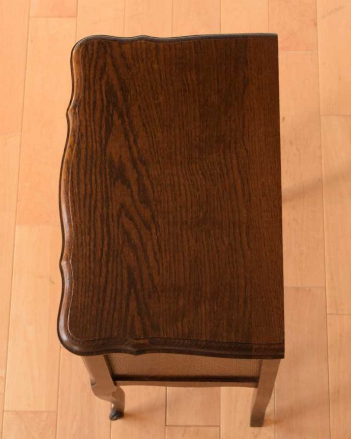 アンティークのキャビネット　アンティーク家具　オープンスペース付きのナイトテーブル（ベッドサイドチェスト）アンティークのフランス家具 。上から見てみると･･･修復の際、天板の塗装もキレイに仕上げました。(j-2326-f)