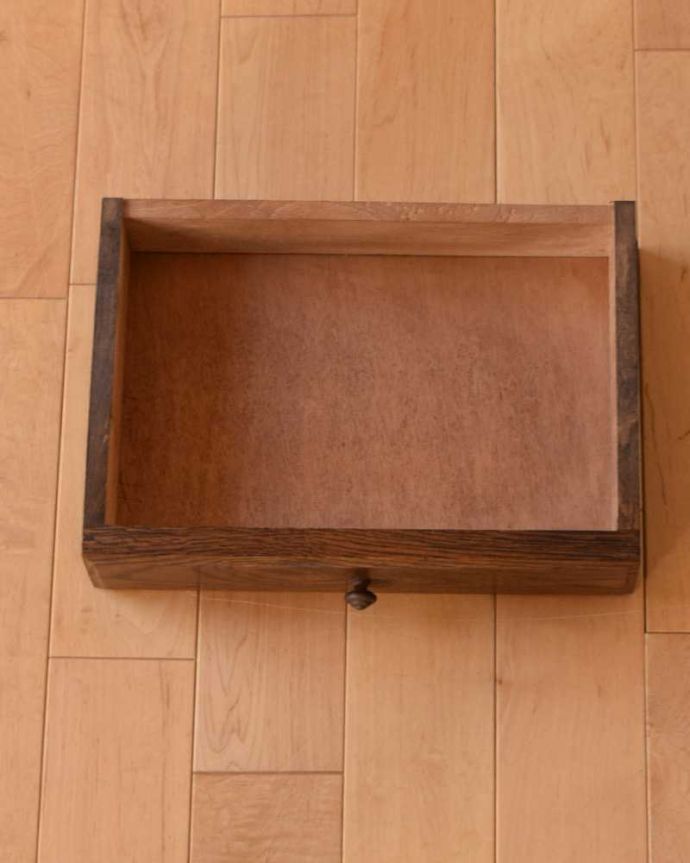 アンティークのキャビネット　アンティーク家具　オープンスペース付きのナイトテーブル（ベッドサイドチェスト）アンティークのフランス家具 。引き出しの中もキレイです。(j-2326-f)