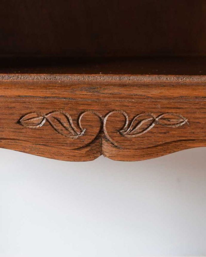 アンティークのキャビネット　アンティーク家具　オープンスペース付きのナイトテーブル（ベッドサイドチェスト）アンティークのフランス家具 。美しい彫にもうっとり…さりげなく施された彫。(j-2326-f)