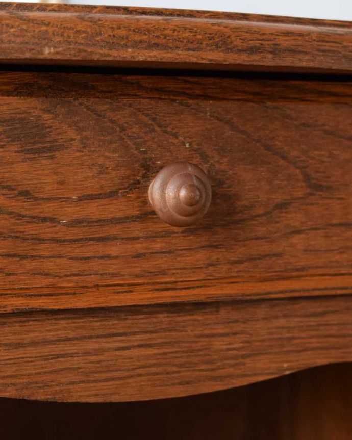 アンティークのキャビネット　アンティーク家具　オープンスペース付きのナイトテーブル（ベッドサイドチェスト）アンティークのフランス家具 。開ける度にワクワク･･･小さくて可愛い取っ手が付いています。(j-2326-f)