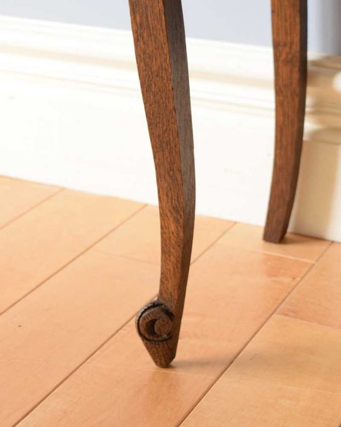 アンティークのキャビネット　アンティーク家具　オープンスペース付きのナイトテーブル（ベッドサイドチェスト）アンティークのフランス家具 。女性１人でもラクに運べちゃうヒミツHandleのアンティークは、脚の裏にフェルトキーパーをお付けしているので、床を滑らせれば女性でも移動がカンタンに出来ます！。(j-2326-f)