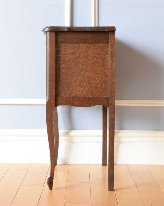アンティークのキャビネット　アンティーク家具　オープンスペース付きのナイトテーブル（ベッドサイドチェスト）アンティークのフランス家具 。横顔だって、もちろん美しいデザインに気を使っているアンティーク家具は、正面だけじゃなく横から見られた姿も考えて作られているので、どこから見ても美しいんです。(j-2326-f)