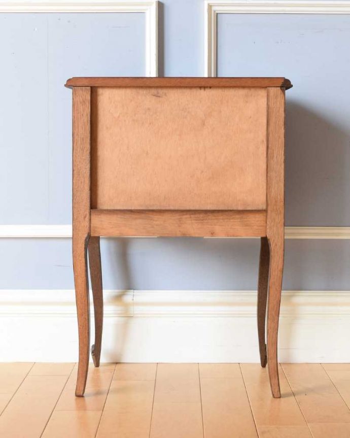 アンティークのキャビネット　アンティーク家具　オープンスペース付きのナイトテーブル（ベッドサイドチェスト）アンティークのフランス家具 。後ろ姿にも注目！アンティークは新品ではないので、経年変化によるキズはありますが、専門の職人がキレイにお直しをしているので、後ろ姿もキレイです。(j-2326-f)