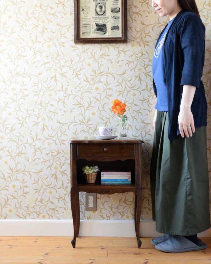 アンティークのキャビネット　アンティーク家具　オープンスペース付きのナイトテーブル（引き出し付き）アンティークのフランス家具 。アンティークらしさがキュッと詰めこまれたキャビネットどんな場所にも置けるコンパクトなサイズの中に、アンティークらしい風格がたっぷる感じられる小さなキャビネットは、初めてアンティークにチャレンジする方にもおススメです。(j-2327-f)