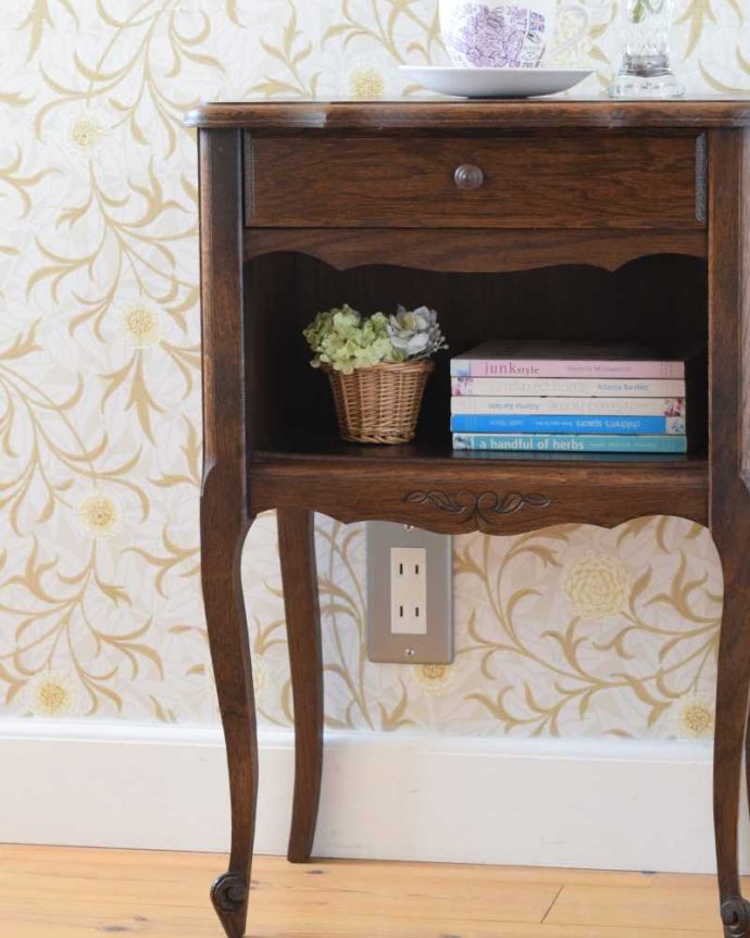 アンティークのキャビネット　アンティーク家具　オープンスペース付きのナイトテーブル（引き出し付き）アンティークのフランス家具 。フランスらしい彫の美しさが自慢コンパクトな扉面には驚くほど細かい彫。(j-2327-f)