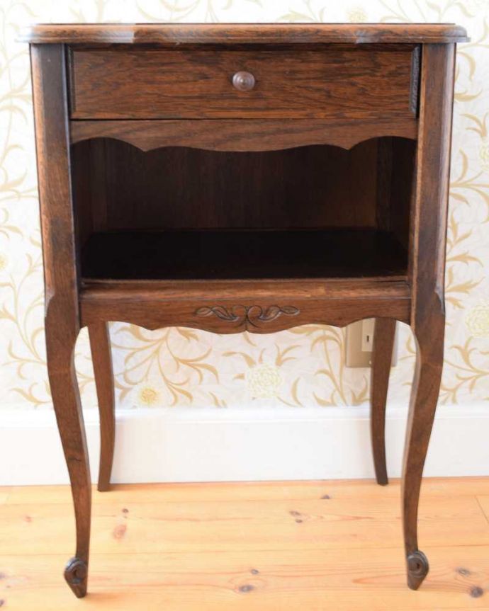 アンティークのキャビネット　アンティーク家具　オープンスペース付きのナイトテーブル（引き出し付き）アンティークのフランス家具 。中を見てみると…外側はもちろんオープンスペースの中も職人がキレイに修復しました。(j-2327-f)