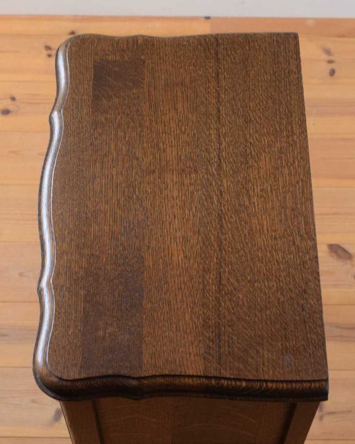 アンティークのキャビネット　アンティーク家具　オープンスペース付きのナイトテーブル（引き出し付き）アンティークのフランス家具 。上から見てみると･･･修復の際、天板の塗装もキレイに仕上げました。(j-2327-f)