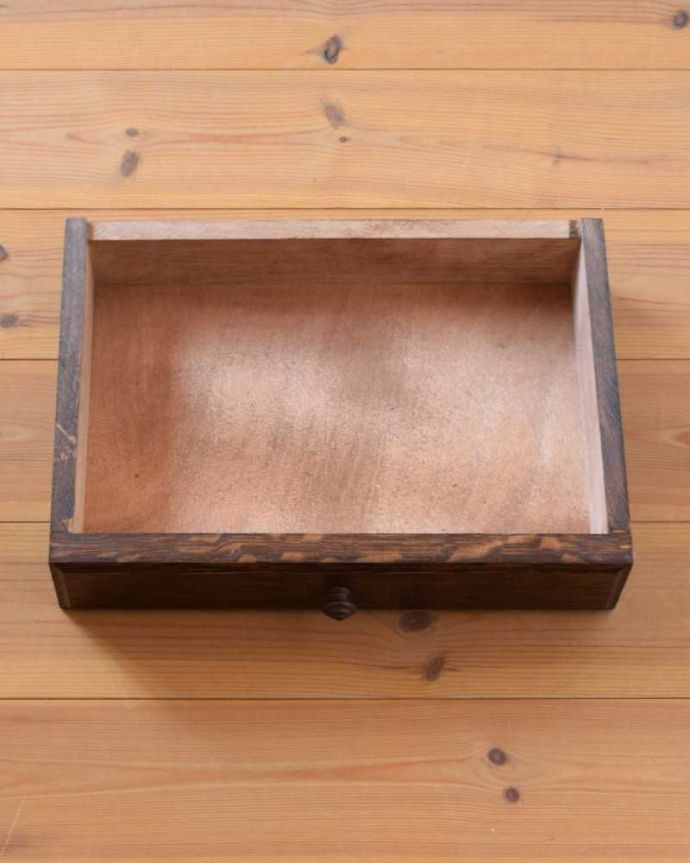 アンティークのキャビネット　アンティーク家具　オープンスペース付きのナイトテーブル（引き出し付き）アンティークのフランス家具 。引き出しの中もキレイです。(j-2327-f)