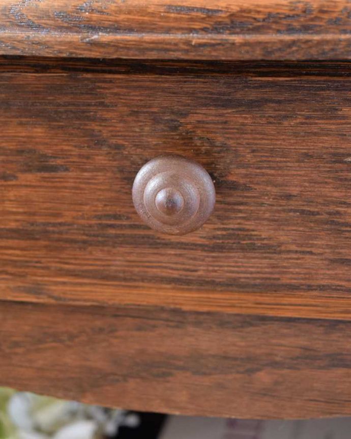 アンティークのキャビネット　アンティーク家具　オープンスペース付きのナイトテーブル（引き出し付き）アンティークのフランス家具 。開ける度にワクワク･･･小さくて可愛い取っ手が付いています。(j-2327-f)