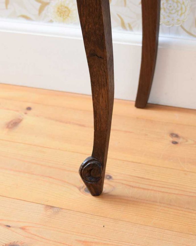 アンティークのキャビネット　アンティーク家具　オープンスペース付きのナイトテーブル（引き出し付き）アンティークのフランス家具 。女性１人でもラクに運べちゃうヒミツHandleのアンティークは、脚の裏にフェルトキーパーをお付けしているので、床を滑らせれば女性でも移動がカンタンに出来ます！。(j-2327-f)