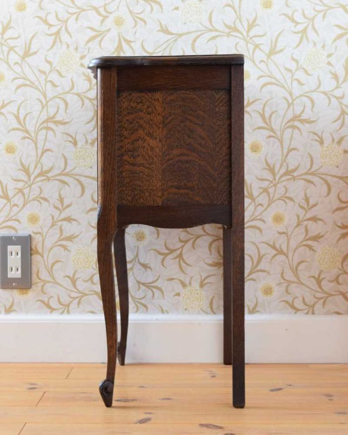 アンティークのキャビネット　アンティーク家具　オープンスペース付きのナイトテーブル（引き出し付き）アンティークのフランス家具 。横顔だって、もちろん美しいデザインに気を使っているアンティーク家具は、正面だけじゃなく横から見られた姿も考えて作られているので、どこから見ても美しいんです。(j-2327-f)