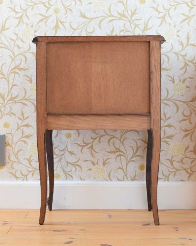 アンティークのキャビネット　アンティーク家具　オープンスペース付きのナイトテーブル（引き出し付き）アンティークのフランス家具 。後ろ姿にも注目！アンティークは新品ではないので、経年変化によるキズはありますが、専門の職人がキレイにお直しをしているので、後ろ姿もキレイです。(j-2327-f)