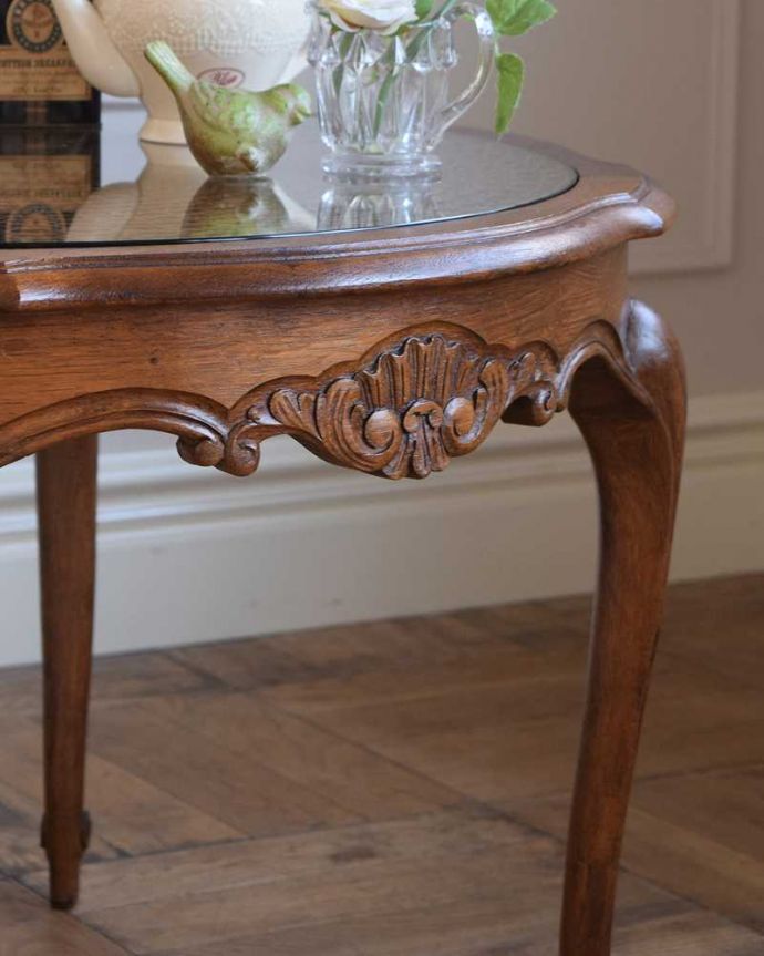 アンティークのテーブル アンティーク家具 編み目が美しいガラス天板、フランス輸入のアンティークコーヒーテーブル 。やっぱり自慢はこの脚線美フランスらしい猫脚を見るだけでなんだか満足しちゃう美しさ。(j-2328-f)